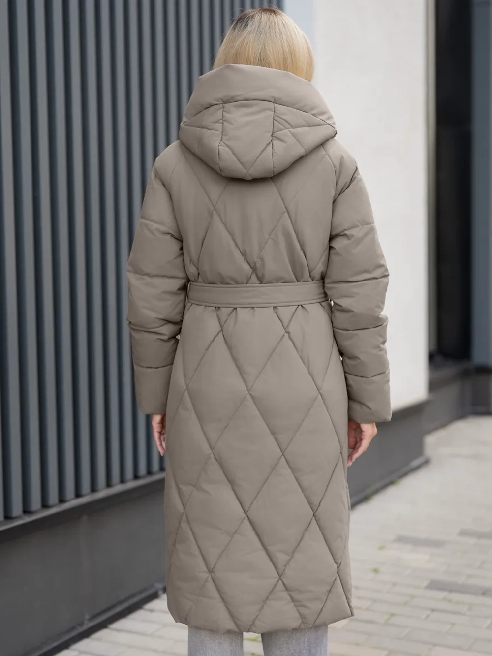 Пуховик стеганный зимний длинный с капюшоном