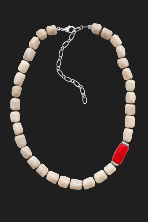 Бусы из коралла белого с красной вставкой