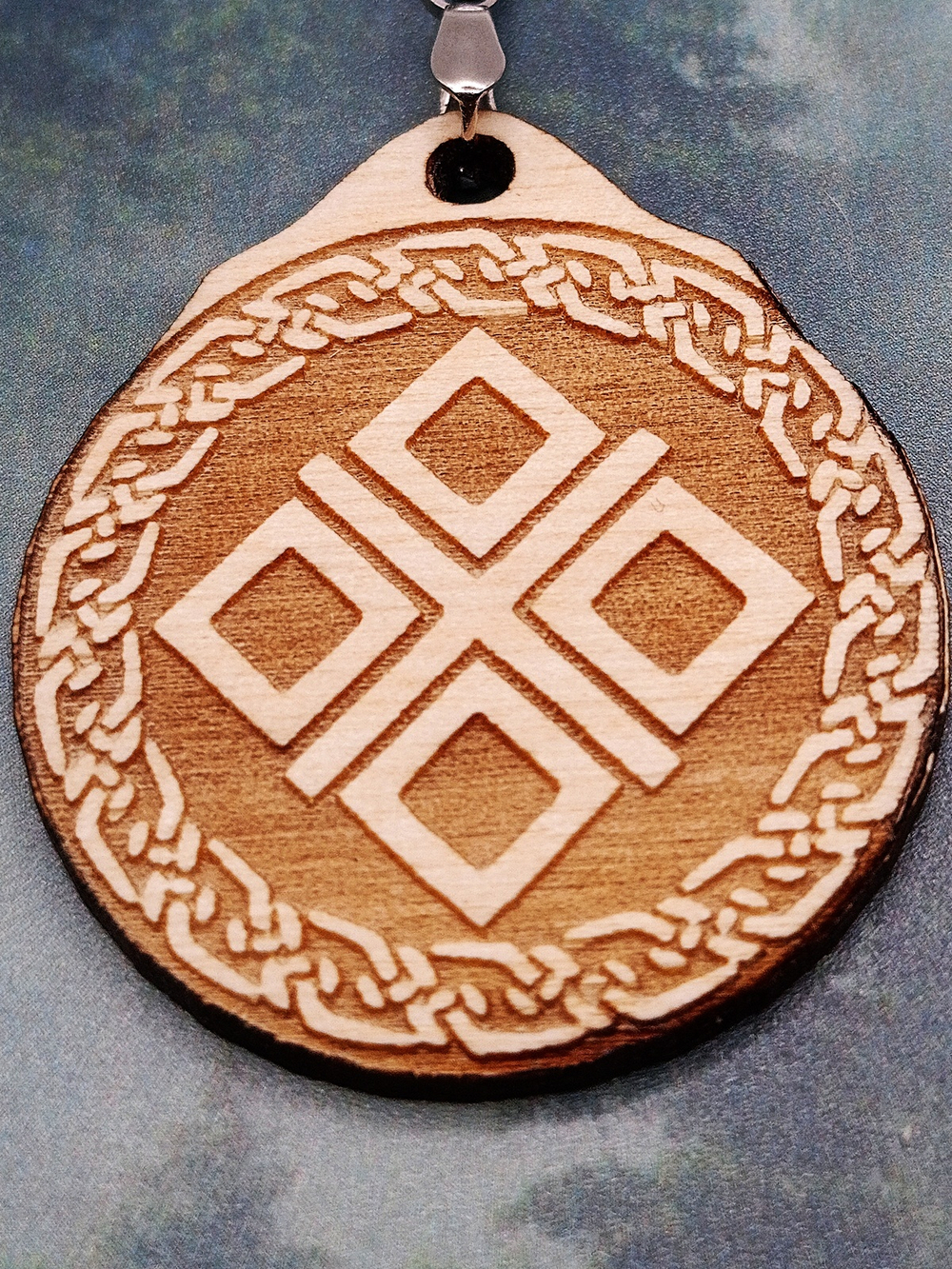 Кулон из дерева Макошь