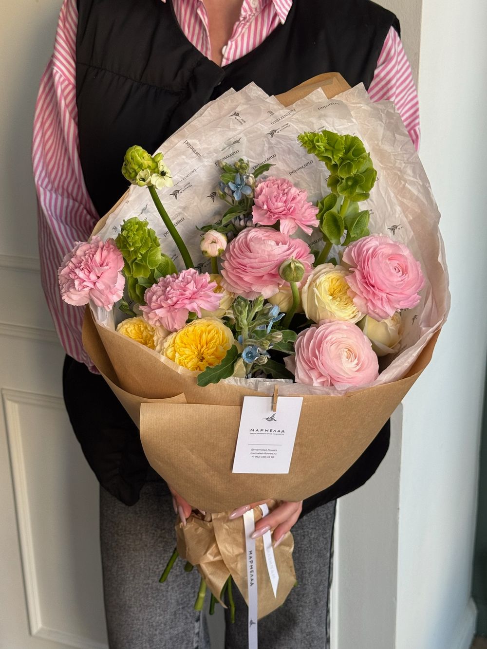 Букет из диантусов, оксипеталума, ранункулюсов, молюцеллы и кустовых пионовидных роз