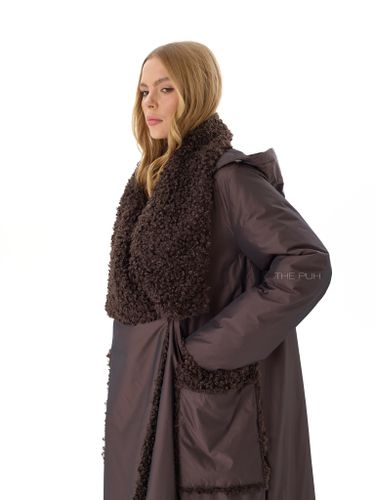 Утепленное шоколадное пальто с эко-мехом