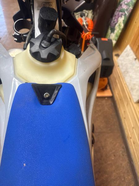 Фиксатор седла KTM EXC/SX 2024+