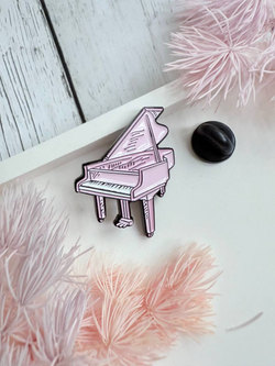 Брошь-значок "Рояль"