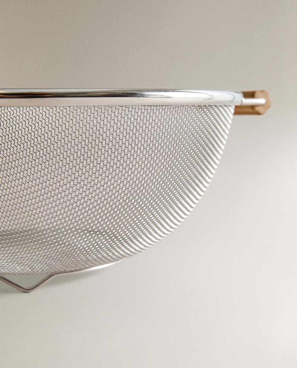 ZARA HOME ДУРШЛАГ С ДЕРЕВЯННЫМИ РУЧКАМИ, СЕРЫЙ