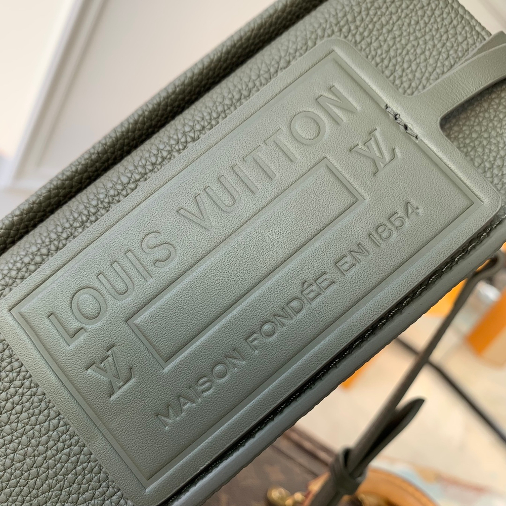 Louis Vuitton Takeoff Messenger