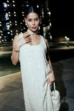 Платье в молочном цвете с пайетками