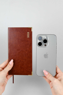 Еженедельник датированный 2026 ESCALADA, 170х88 мм, 64 л., арт. 70385/ 40 САРИФ КОРИЧНЕВЫЙ (кожзам: интегральный переплёт, материал обложки: искусственная кожа "Сариф"; декор: металлические уголки, тиснение фольгой; способ крепления блока: ниткошвейн