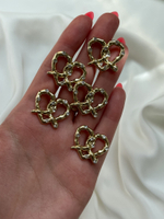 Пуговицы золотистые крендельки-сердечки со стразами