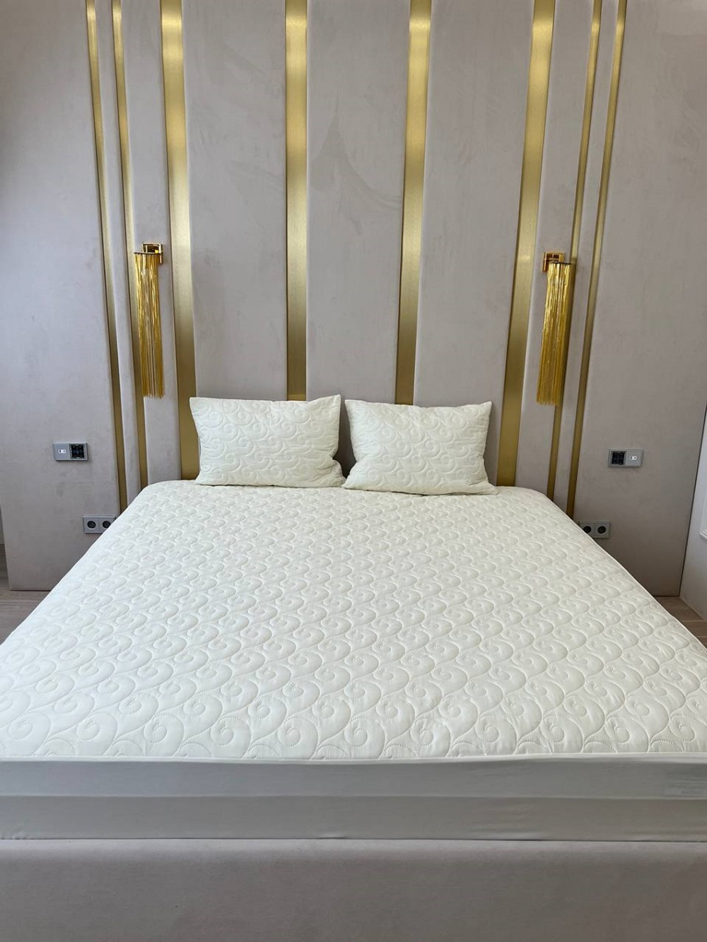 Наматрасник непромокаемый на резинке с бортиком