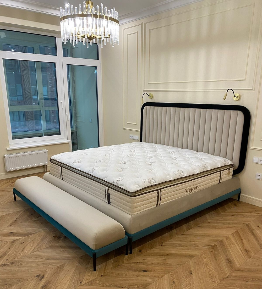 Двуспальная кровать с мягким изголовьем