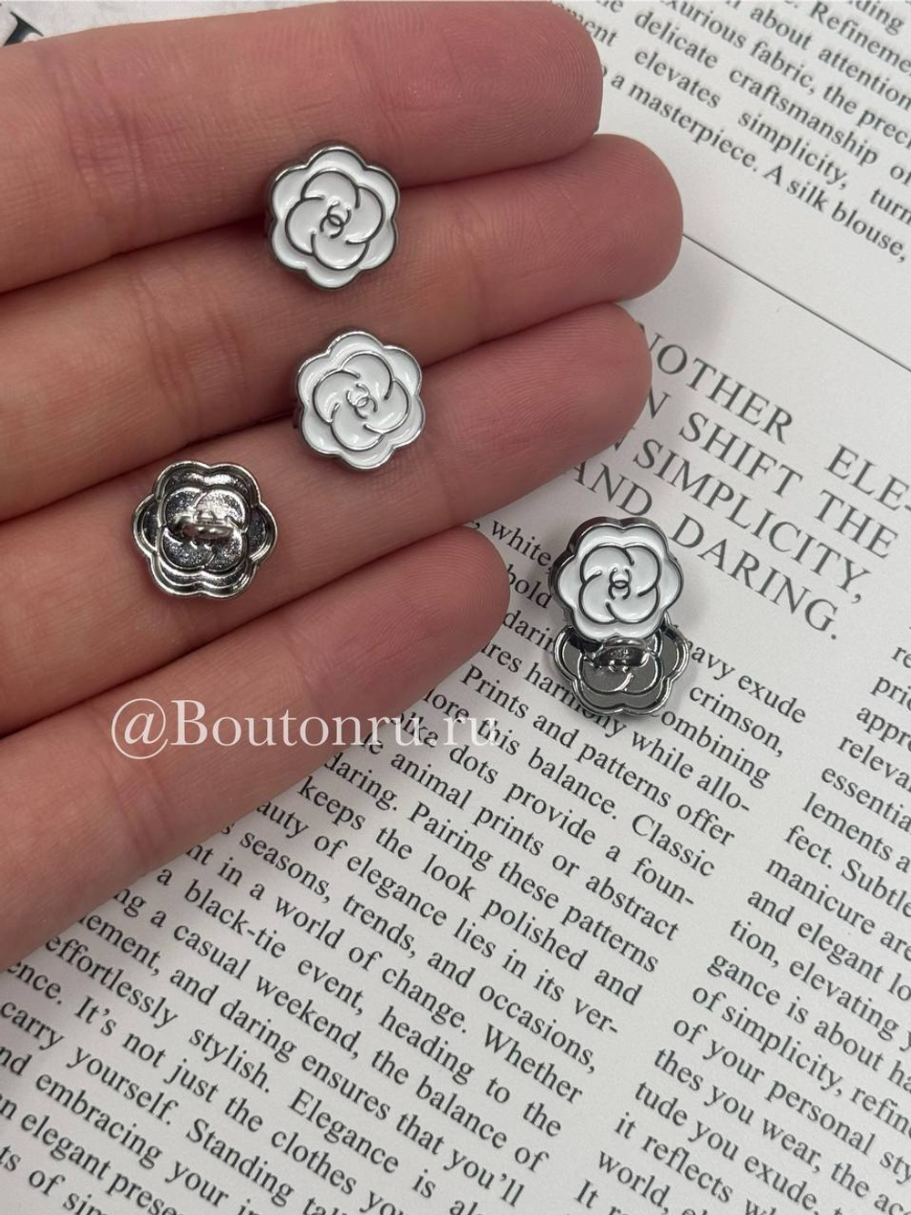 Пуговицы Шан. Белые серебро 12,5 мм цветок