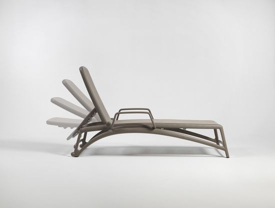 Шезлонг-лежак пластиковый Atlantico тортора Nardi Италия