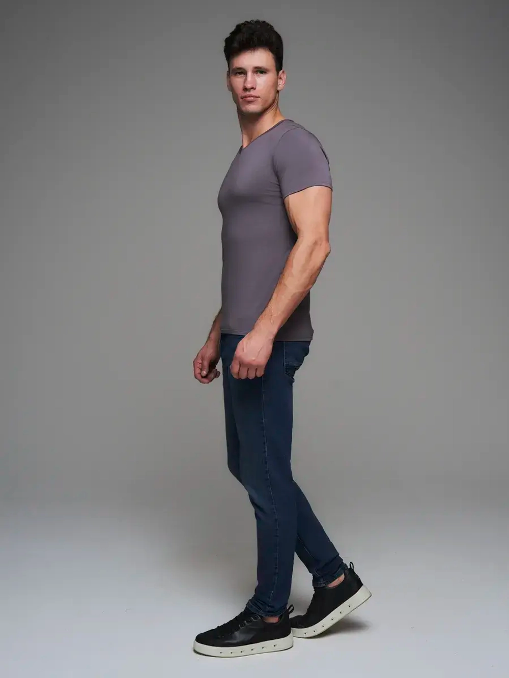 Футболка V-вырез однотонная облегающая