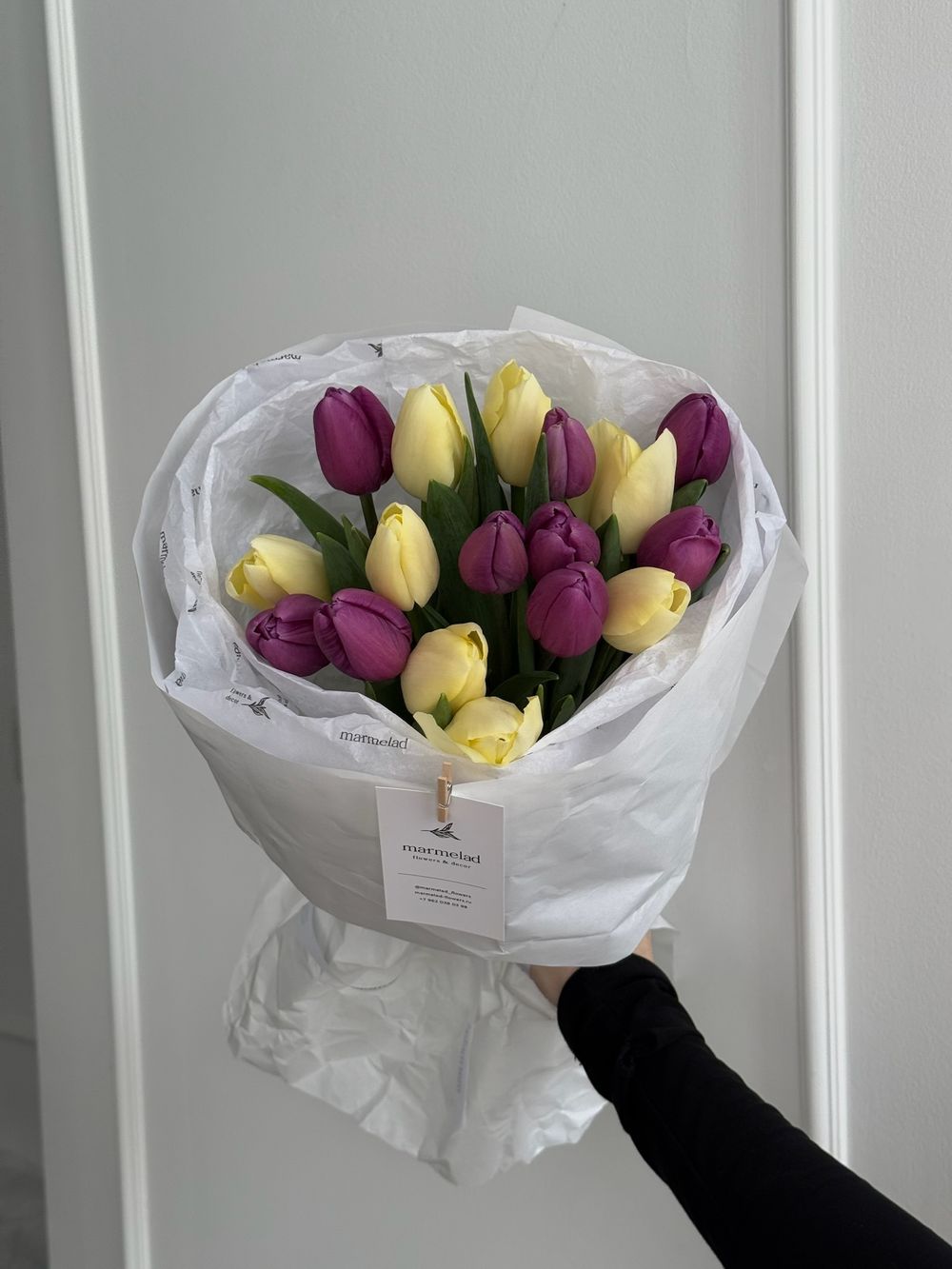 Букет из 17 фиолетового и желтого тюльпана-S