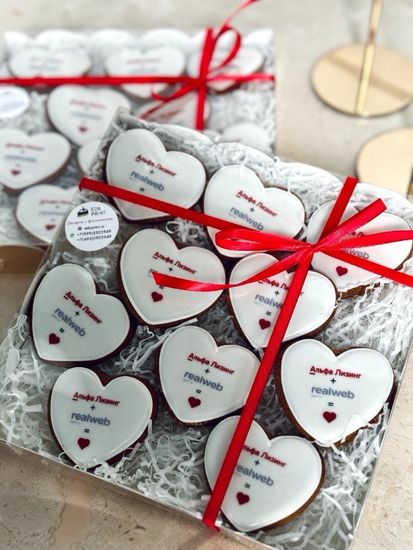 Набор корпоративных пряников сердца с логотипом