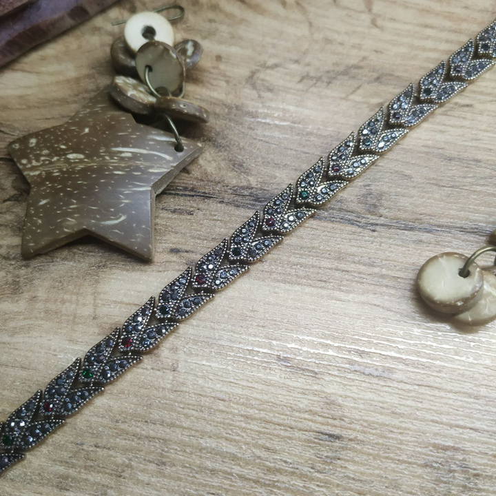 Браслет Vogue Лепестки тюльпана стразы графитовые красные зеленые металл золотистый на красном бархате