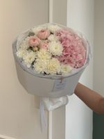 Букет сборный из гортензии, хризантемы и кустовых пионовидных роз