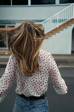 ZARA БЛУЗА С ВОЛАНАМИ, ЭКРЮ/КОРИЧНЕВЫЙ