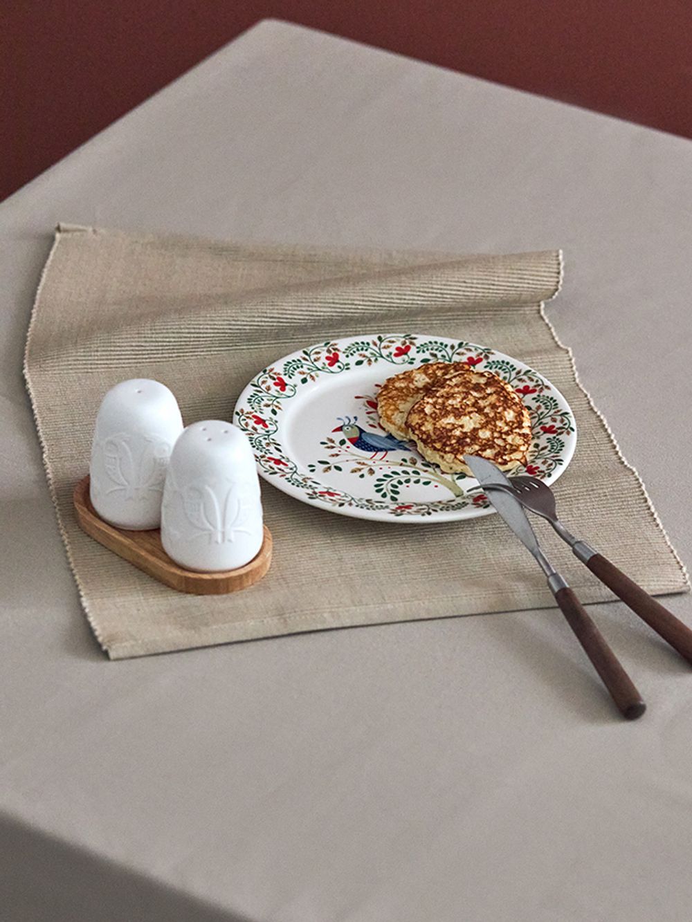 Набор для соли и перца Birds of Paradise на деревянной подставке