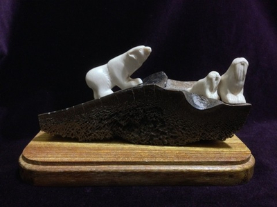 Охота на моржей, скульптура из кости