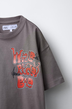 ZARA ФУТБОЛКА С ПРИНТОМ ГРАФФИТИ, СЕРЫЙ