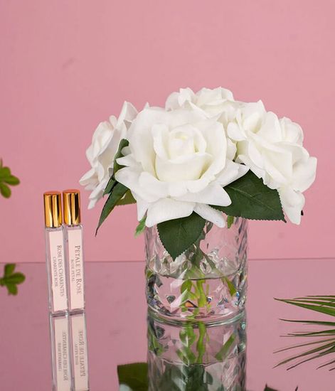 Букет французских роз цвета слоновая кость в прозрачной вазе "ёлочка", Cote Noire