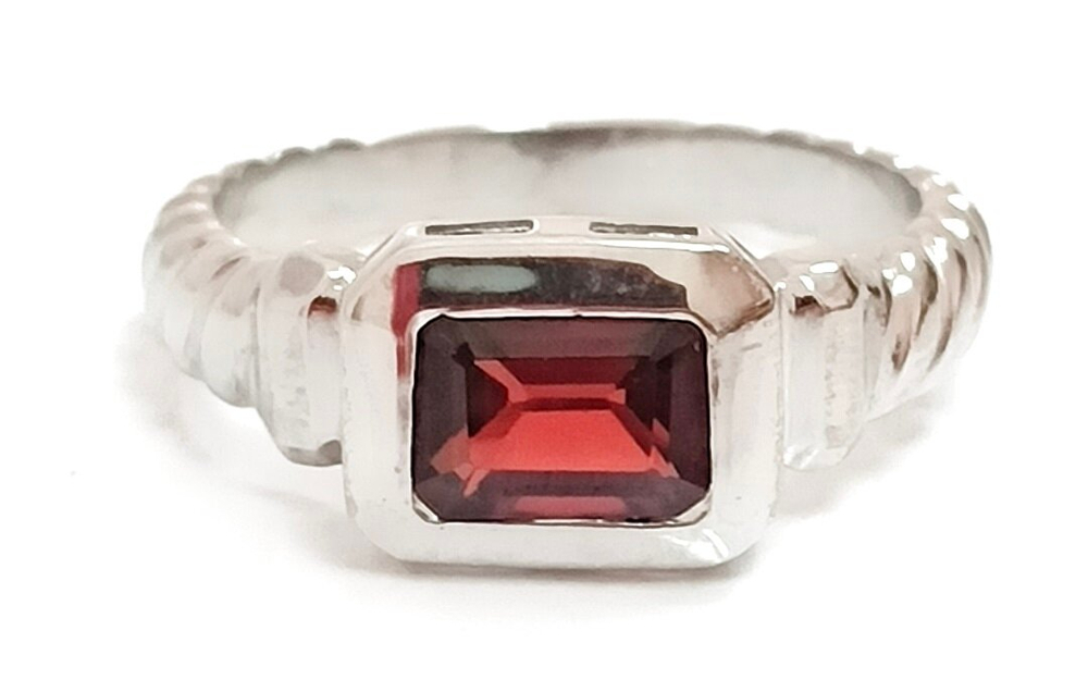 Ювелирное кольцо из серебра с гранатом