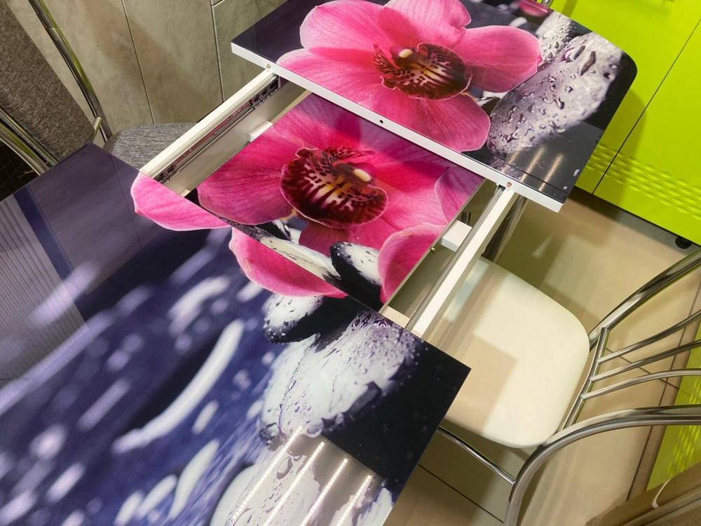 Стол разд Стеклянный подстолье прямое хром Царг.пояс белый Ст-ца орхидея на камне (белый) ф/п стекло