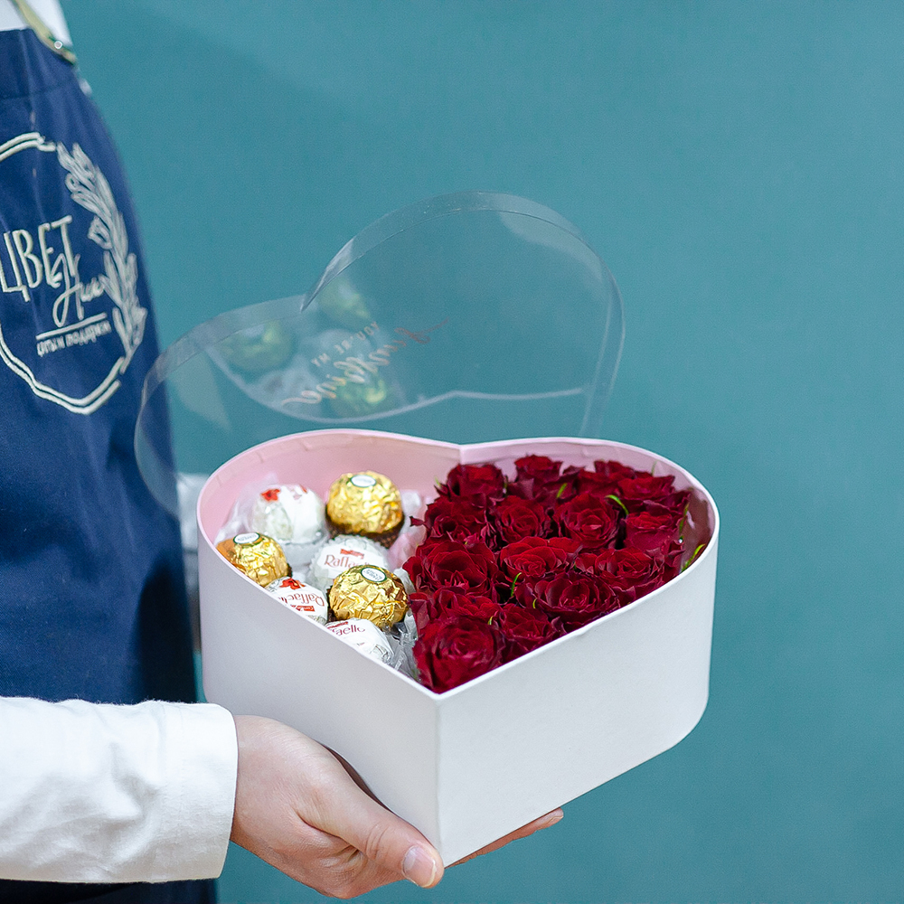 Коробочка- сердце с цветами и конфетами