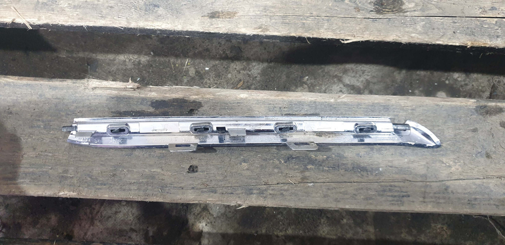 Молдинг решетки радиатора левый нижний Mercedes E-Class (W213) 16-20 Б/У Оригинал A2138880373