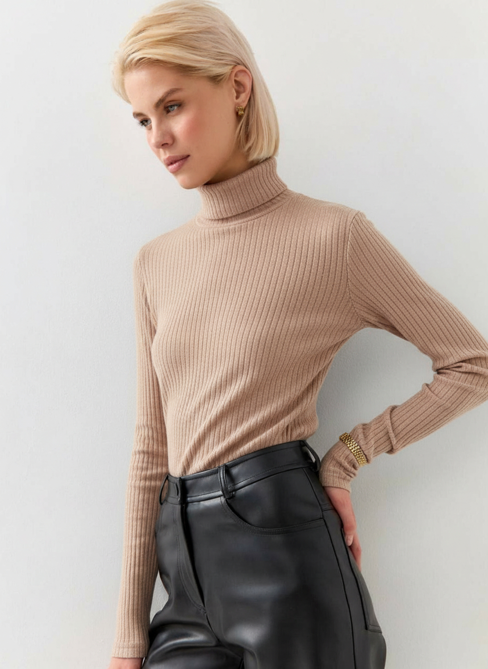 Карамельная водолазка в рубчик