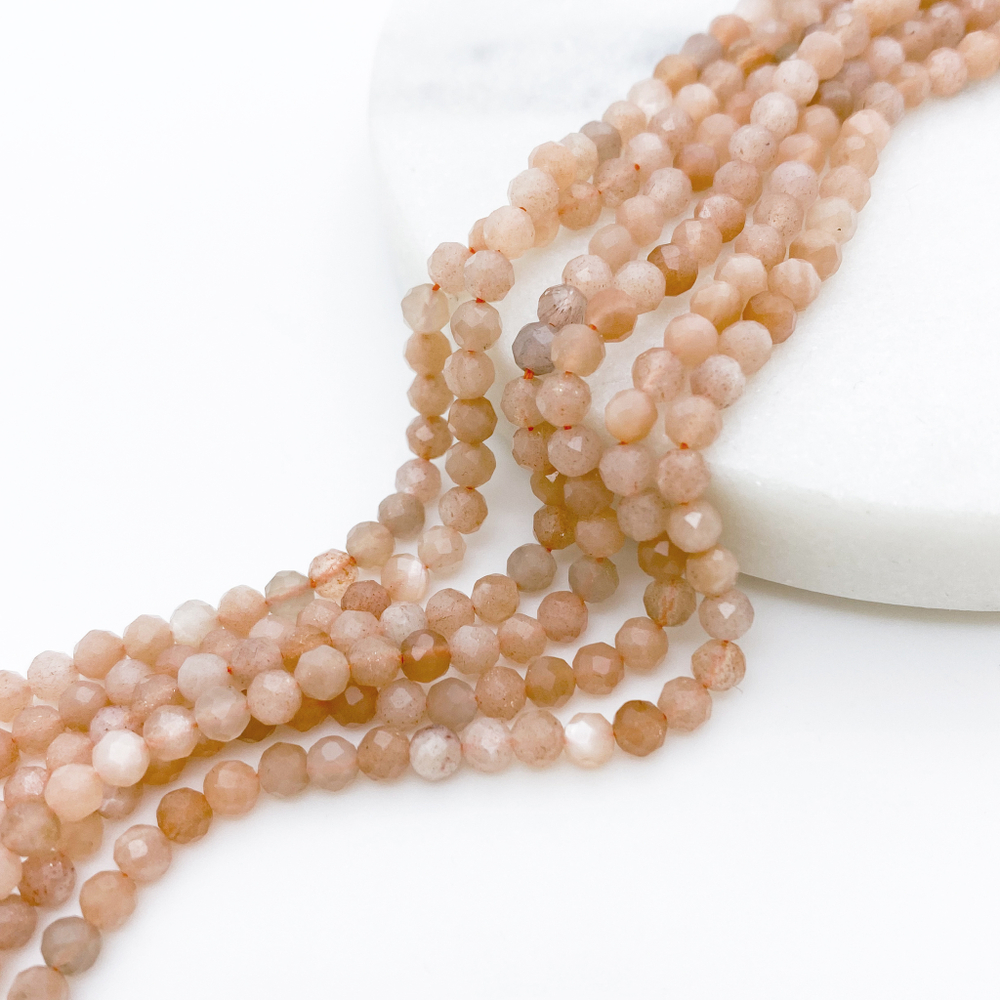 Солнечный камень граненый бусины, размер около 3,1-3,2 мм, цена за отрезок 19 см (1/2 нити)