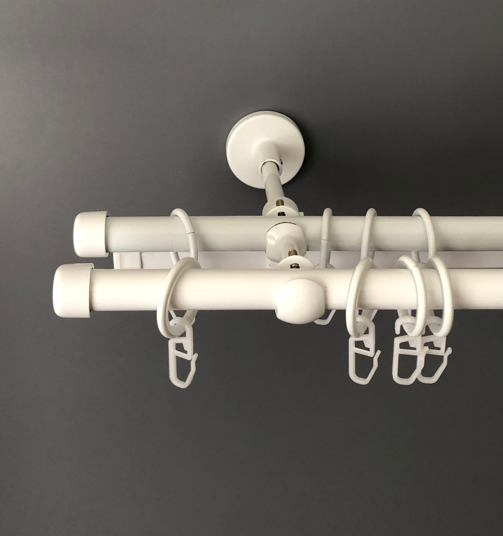 Карниз кованый "Заглушка Ост" d16 мм трехрядный со второй направляющей, цвет белый