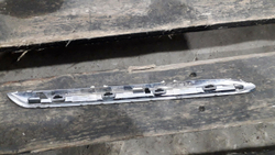 Молдинг решетки радиатора левый нижний Mercedes E-Class (W213) 16-20 Б/У Оригинал A2138880373