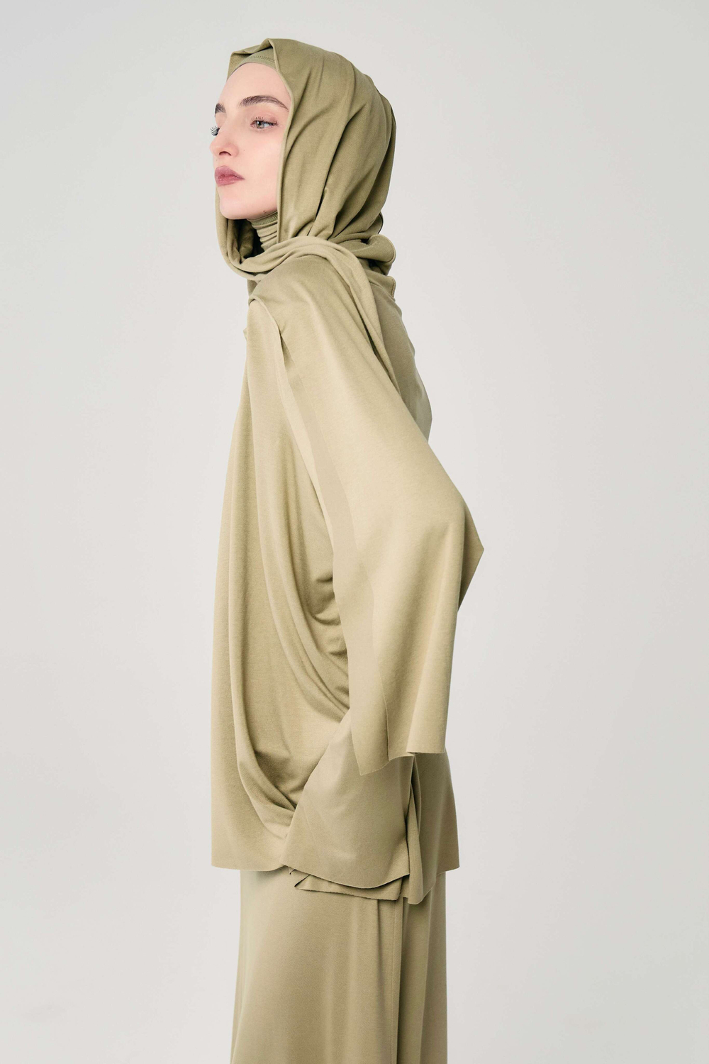 Лонгслив с капюшоном хаки