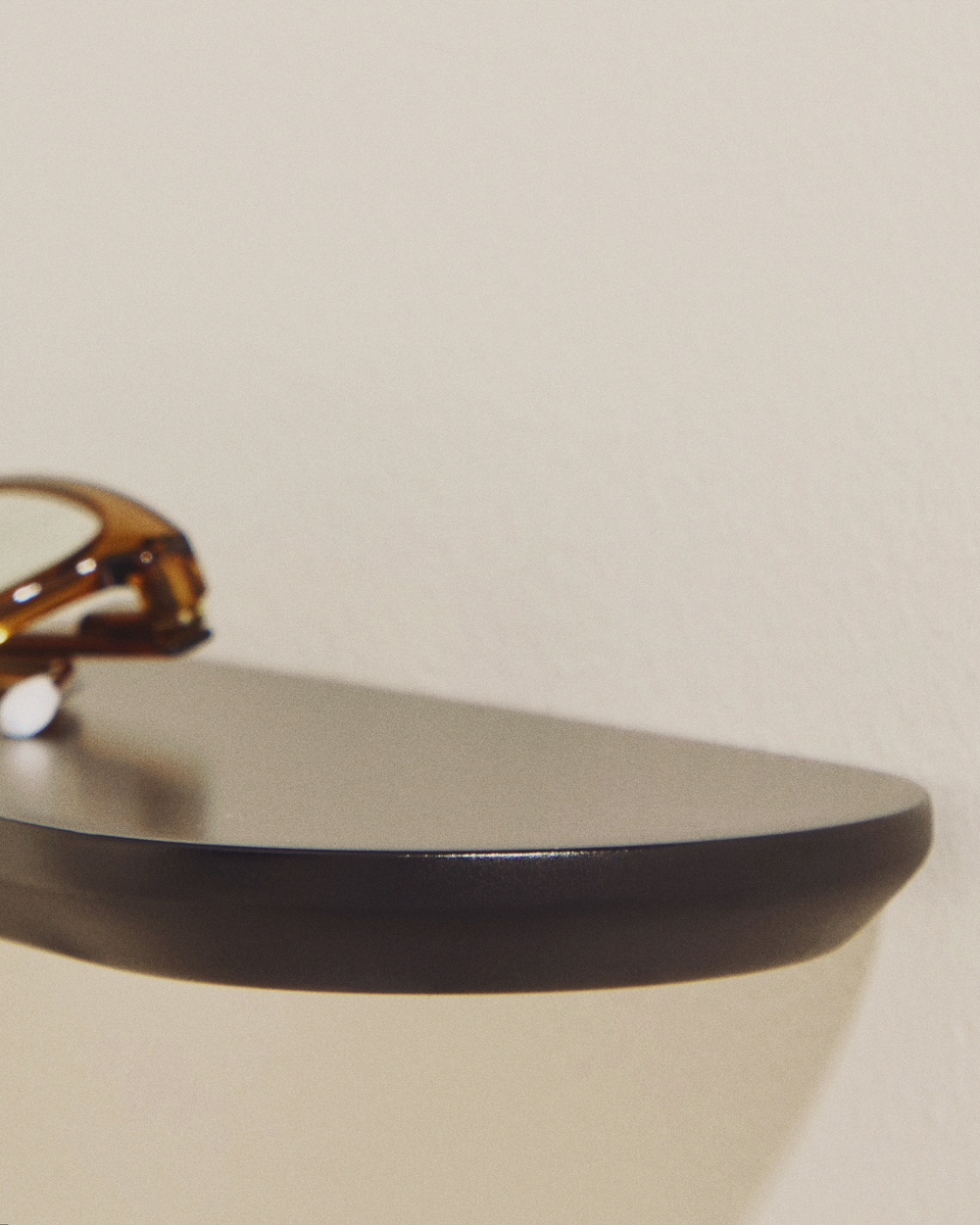 Комплект из 2 полок Arely из МДФ с черным лаковым покрытием, 35 см/55 см