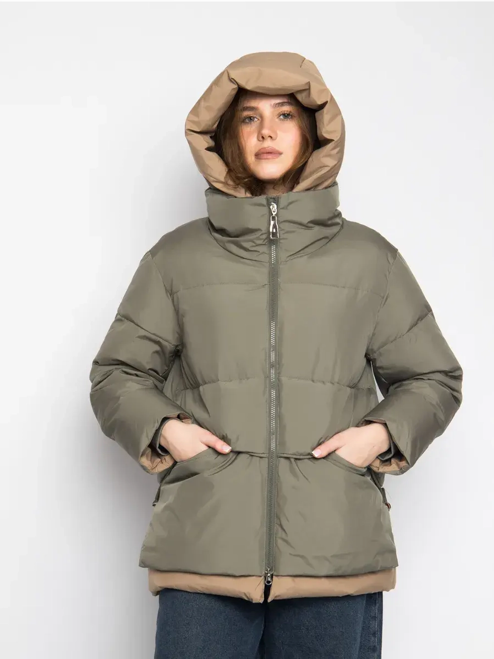 Короткая куртка утепленная с капюшоном