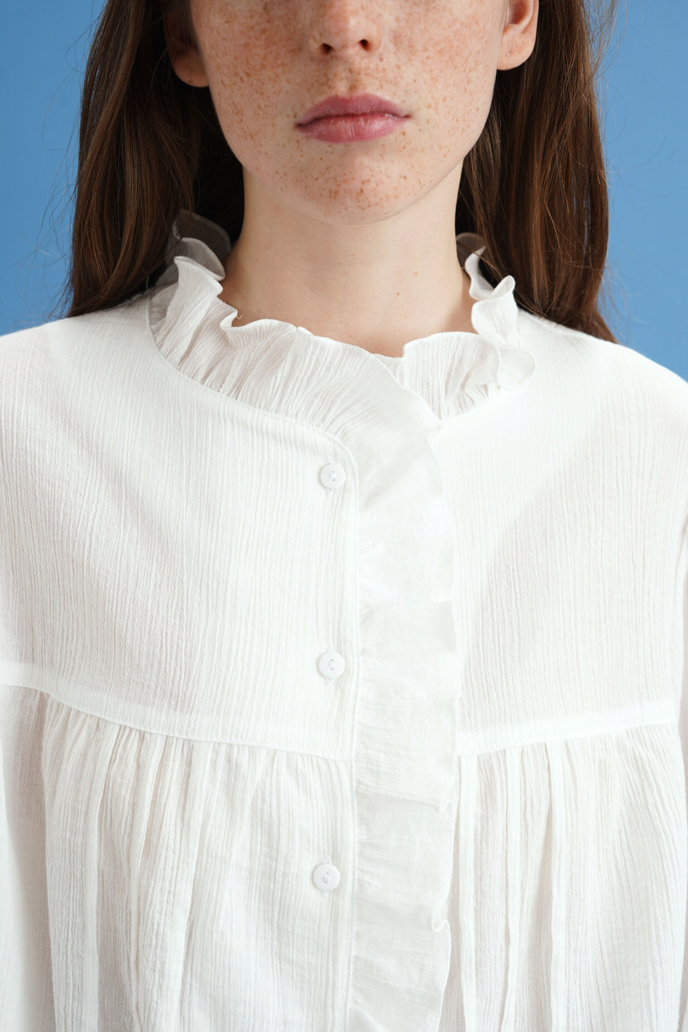 Блузка с рюшами и воротником-стоечкой, белый батист-креп