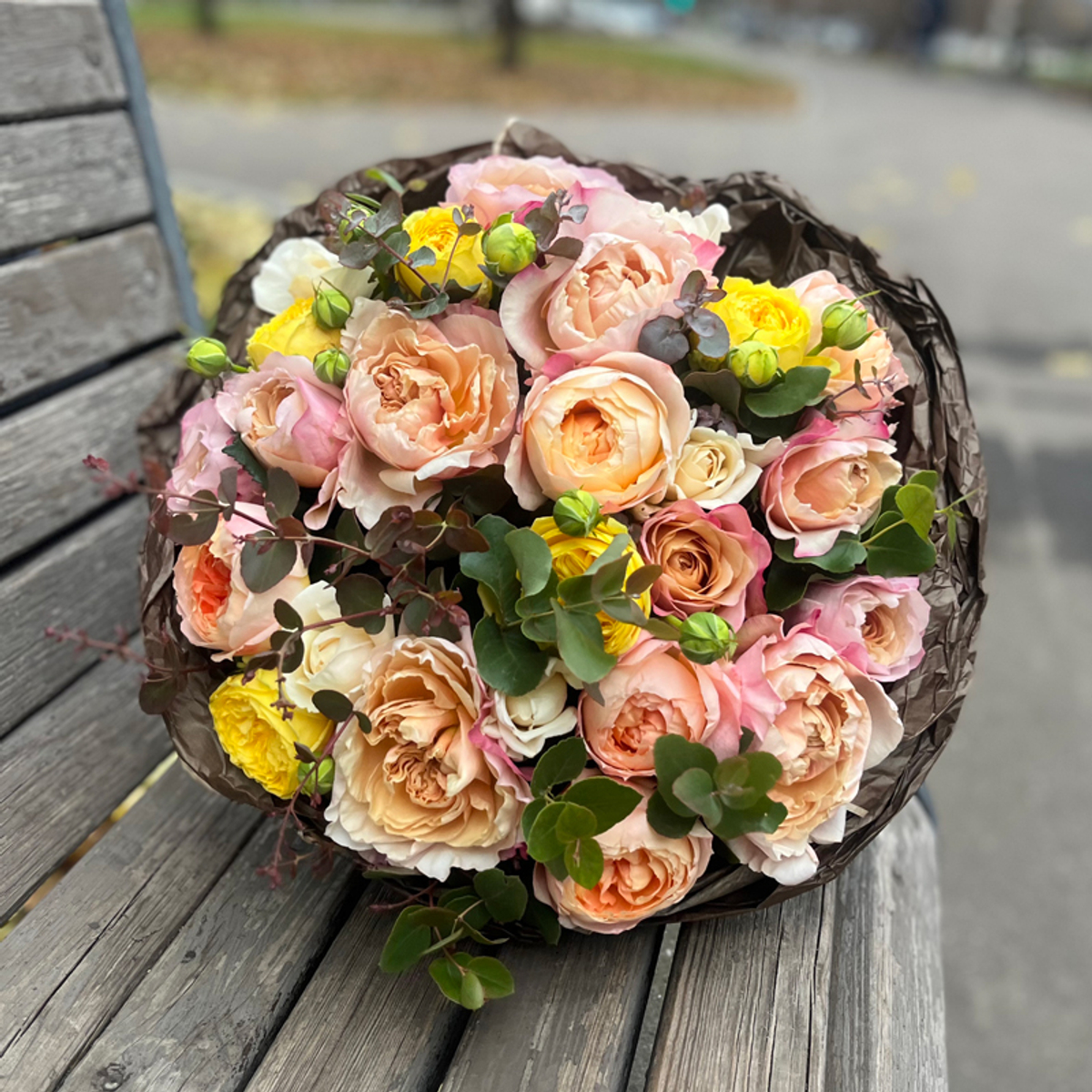 Персиковый микс — букет интерьерных садовых роз с великолепным эвкалиптом разных сортов