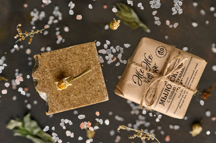 Два вида соли и молотые травы