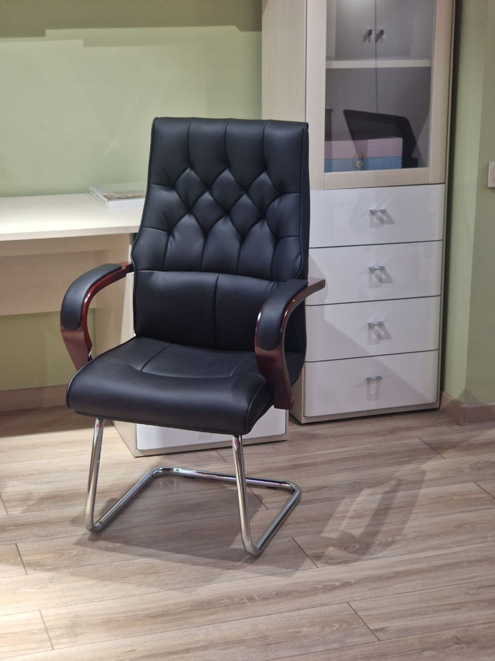 Кресло офисное 2338B 582045 Black color LEATHER на полозьях