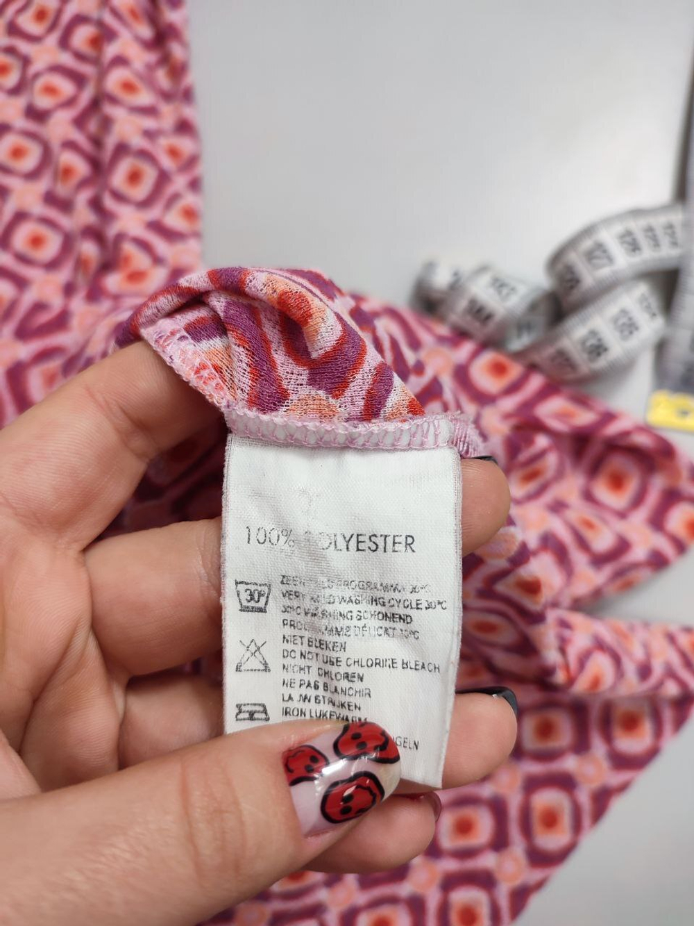 Футболка с разноцветным принтом 46-48 размер