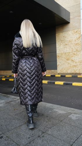 Черный длинный стеганый пуховик с меховым воротником