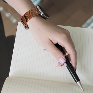 Ремешок для Apple Watch 40/41mm Classic из кожи аллигатора цвета карамель лак