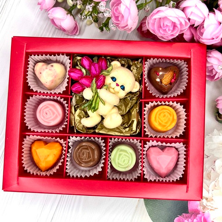 Шоколадный подарок "Мишка с тюльпанами": фигурка и 8 конфеты ручной работы