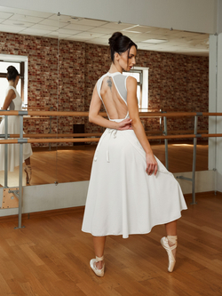 Белый купальник без рукавов