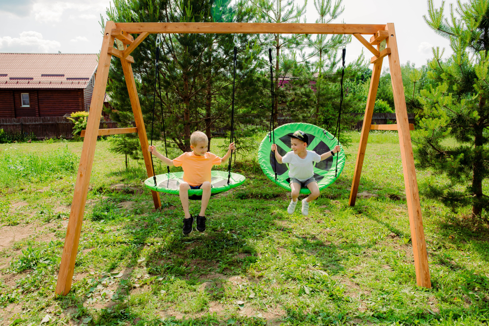 Деревянные качели с двумя качелями гнездо Свиби