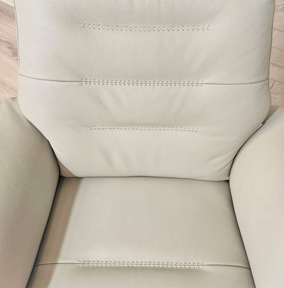 Кресло-реклайнер с оттоманкой Timeout, серо-бежевая кожа, орех