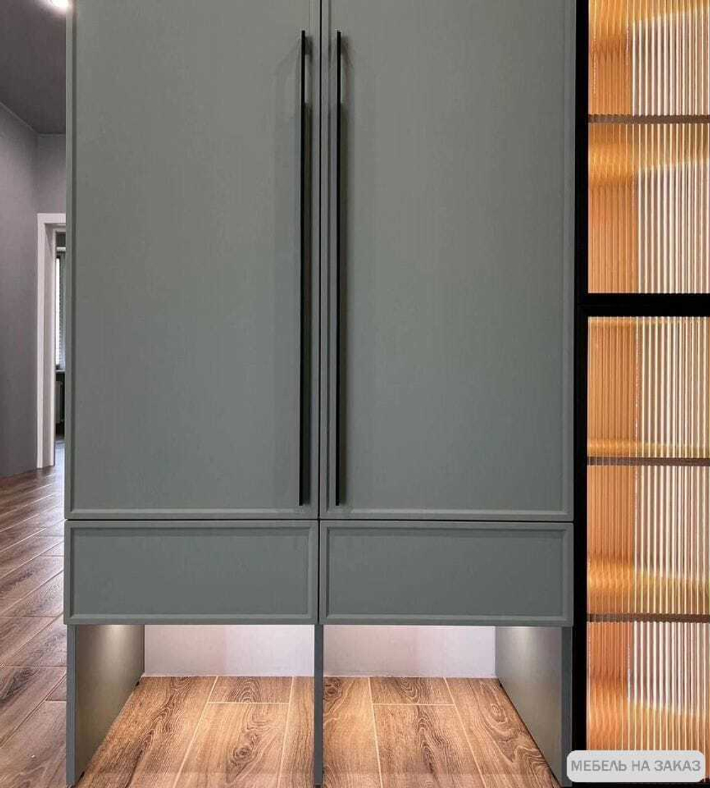 Шкаф с витриной в прихожую