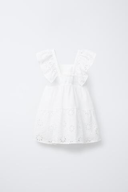 ZARA ПЛАТЬЕ ИЗ РЕЛЬЕФНОЙ ТКАНИ С ЦВЕТОЧНОЙ ВЫШИВКОЙ, БЕЛЫЙ